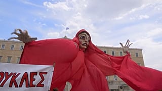 شاهد.. مظاهرات للفنانين في اليونان طلبا للدعم الحكومي