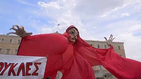 شاهد.. مظاهرات للفنانين في اليونان طلبا للدعم الحكومي