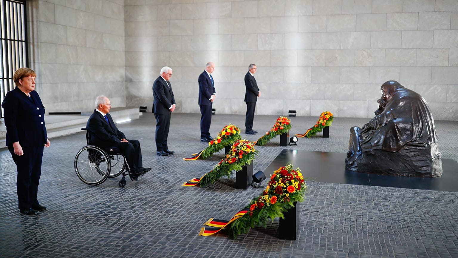 Bundeskanzlerin Merkel, Bundestagspräsident Schaeuble, Präsident Steinmeier, Bundesratspräsident Woidke (Photo by HANNIBAL HANSCHKE / POOL / AFP)