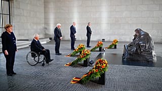 Bundeskanzlerin Merkel, Bundestagspräsident Schaeuble, Präsident Steinmeier, Bundesratspräsident Woidke (Photo by HANNIBAL HANSCHKE / POOL / AFP)