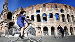 Des cyclistes devant le Colisée à Rome, le 8 mai 2020.