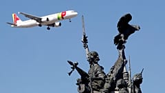 Um avião da TAP prepara-se para aterrar em Lisboa sobrevoando o monumento à Guerra Peninsular