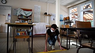 Szorongva mennek munkába hétfőn az alsós francia tanítók
