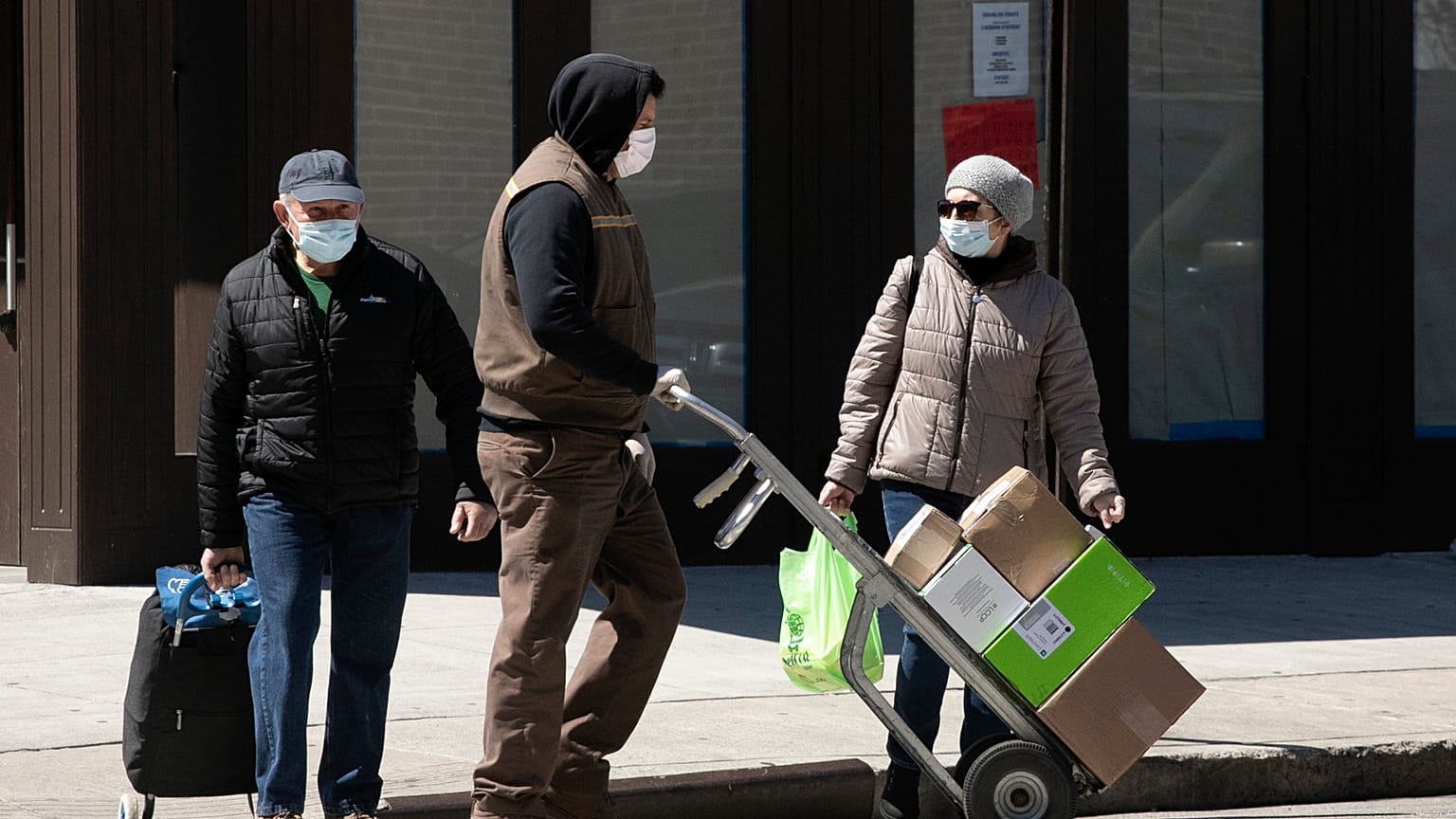 New York'ta Covid-19'dan korunmak için maske takan halk