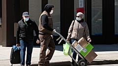 New York'ta Covid-19'dan korunmak için maske takan halk
