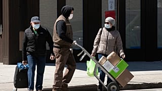 New York'ta Covid-19'dan korunmak için maske takan halk