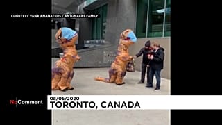 Madre e hija disfrazadas de dinosaurio reparten mascarillas caseras en Toronto