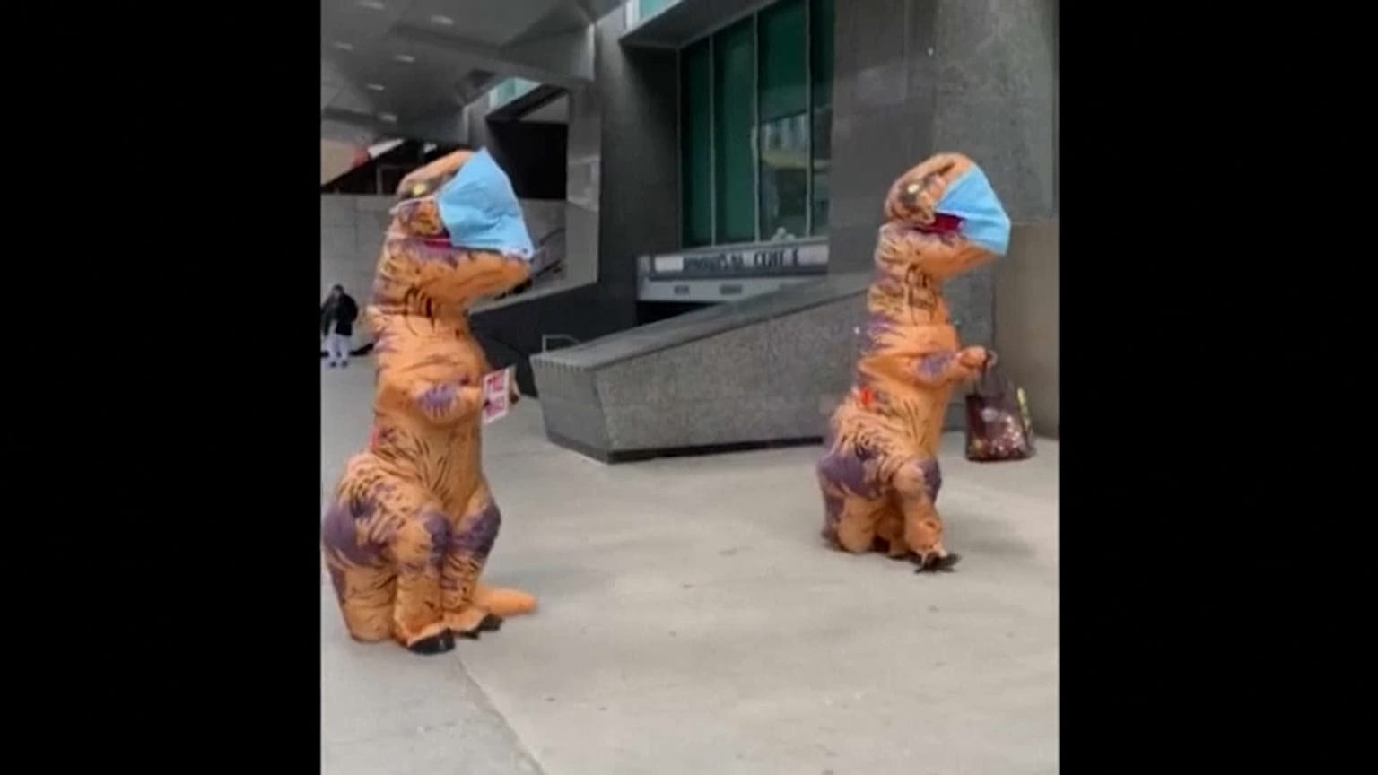 A Toronto, des dinosaures distribuent des masques