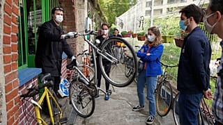 Entrega de una bicicleta de segunda mano en un taller de París
