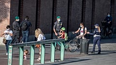 Lockerungen: Menschen halten sich nicht an Abstandsregeln