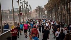 In Barcelona sind Strände wieder für SportlerInnen zugänglich. 