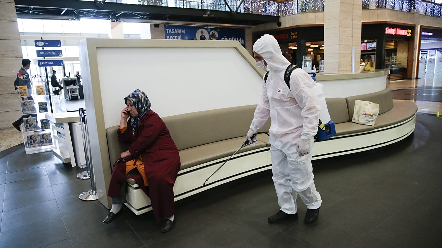 AVM'lerde Covid-19'a karşı karşı dezenfeksiyon çalışmaları yapıldı