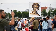 Demonstration gegen Corona-Regeln in Stuttgart (Photo by THOMAS KIENZLE / AFP)