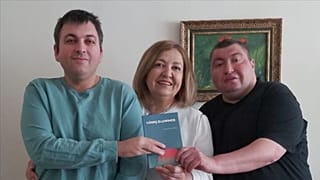 Zihinsel engelli genç annesine şiir kitabı yazdı: 'Güneş Ellerimde'yi Anneler Günü'nde hediye etti
