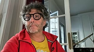 Música desde el sofá: el rockero Fito Páez trabaja desde su confinamiento en Argentina