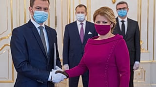 زعماء يسيّسون ارتداء الكمامات الواقية من كوفيد-19.. لماذا؟