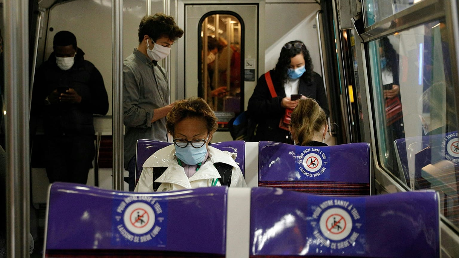 Des passagers dans une rame du métro parisien le 11 mai 2020.