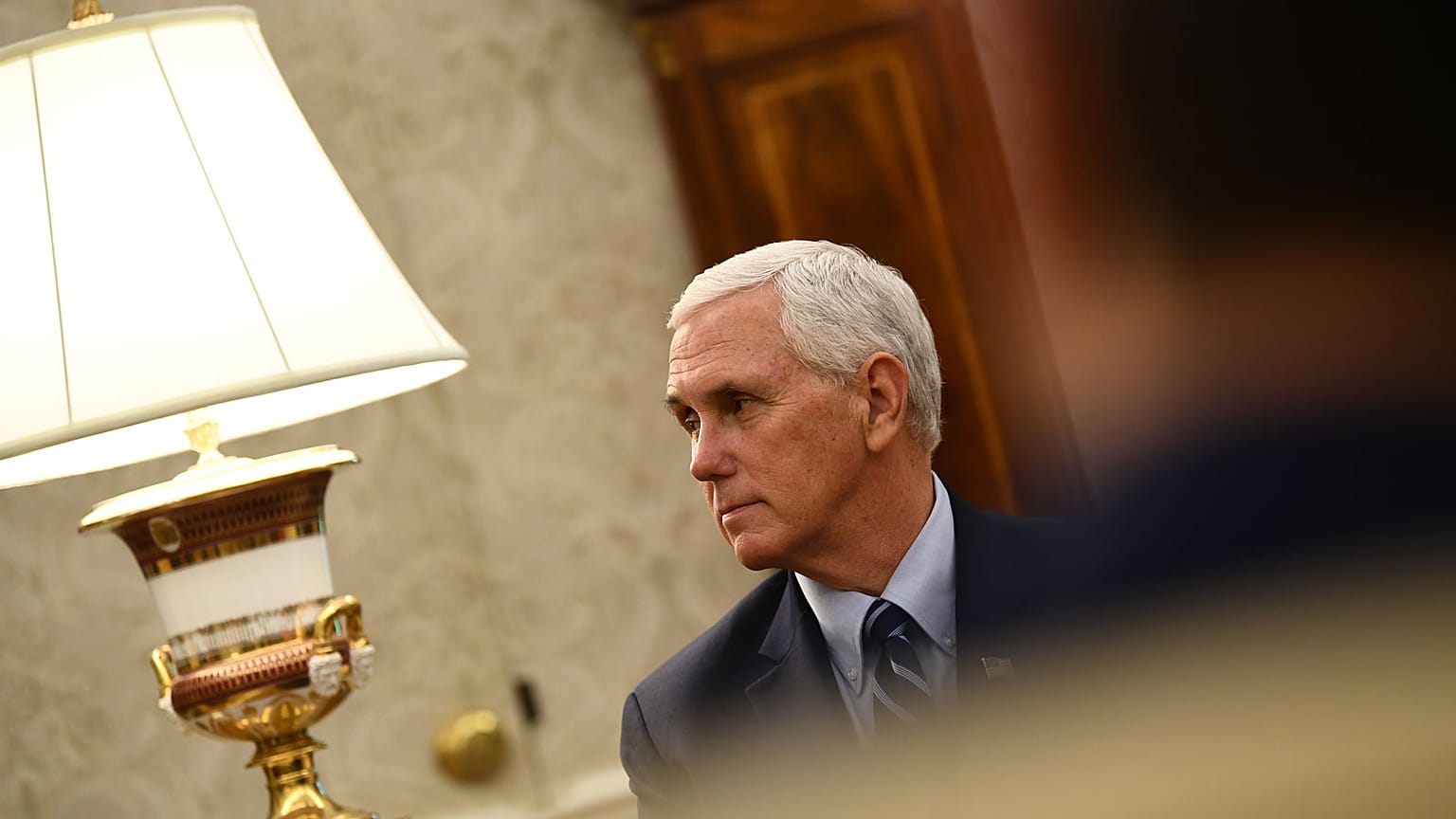 Le vice-président des Etats-Unis, Mike Pence, le 7 mai 2020 dans le Bureau ovale de la Maison-Blanche. 