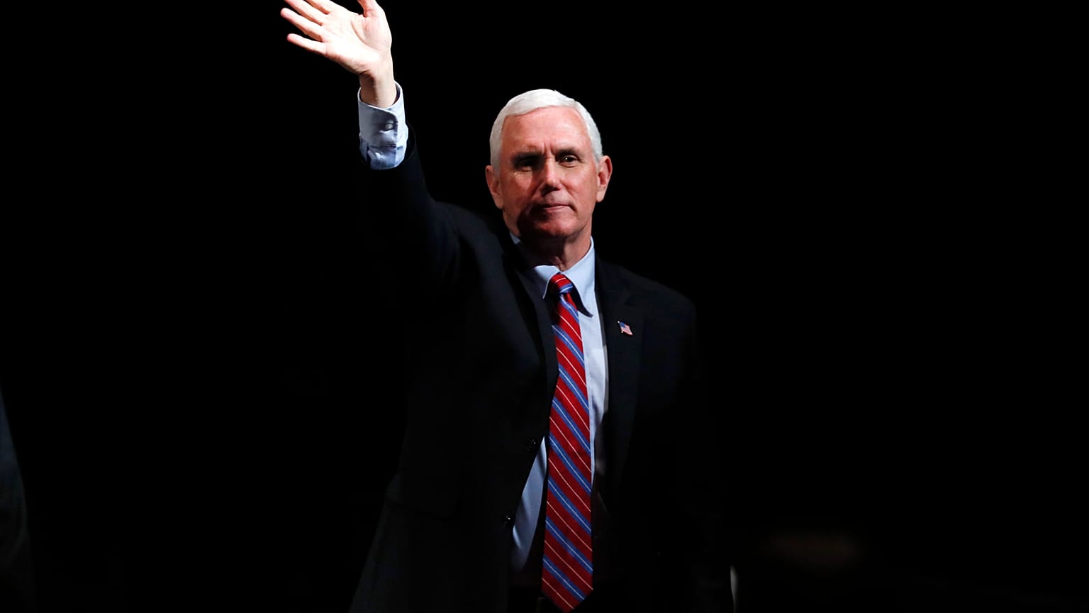 Mike Pence passa fim-de-semana em isolamento