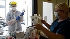 Védőfelszerelést viselő orvos és egy ápoló a koronavírussal fertőzött betegek fogadására kialakított osztályon a fővárosi Szent László Kórházban 2020. május 8-án.