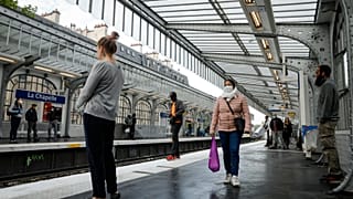 دول أوروبية تخفف قيود الحجر الصحي وبريطانيا تمدد العزل حتى الفاتح من الشهر المقبل