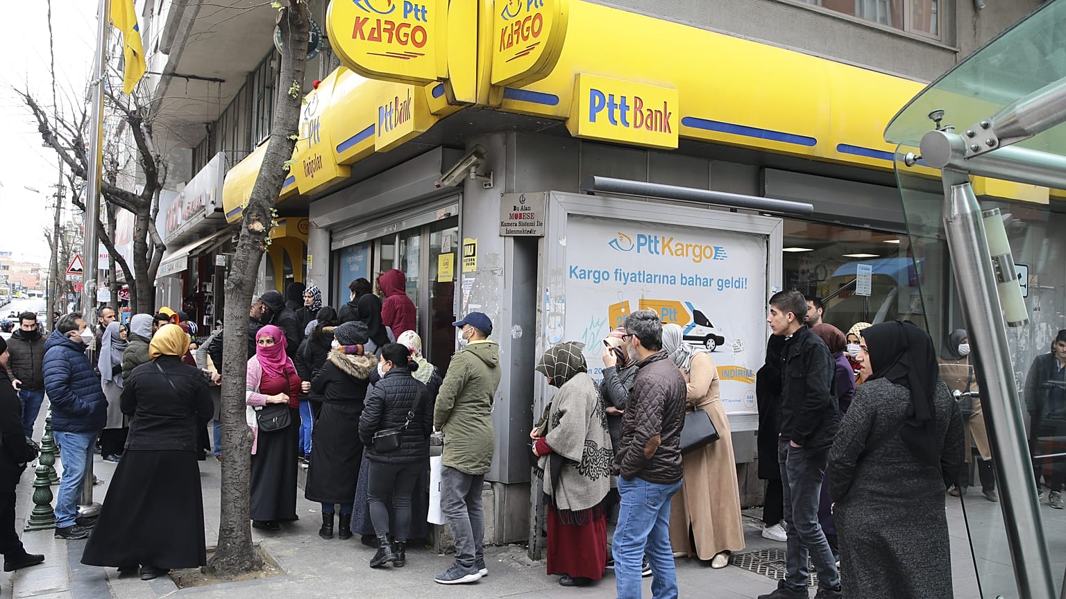 Aile, Çalışma ve Sosyal Hizmetler Bakanlığı'nın ihtiyaç sahiplerine yaptığı nakdi destek ödemesi için PTT önünde kuyruk oluştu