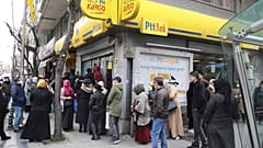 Aile, Çalışma ve Sosyal Hizmetler Bakanlığı'nın ihtiyaç sahiplerine yaptığı nakdi destek ödemesi için PTT önünde kuyruk oluştu