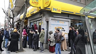 Aile, Çalışma ve Sosyal Hizmetler Bakanlığı'nın ihtiyaç sahiplerine yaptığı nakdi destek ödemesi için PTT önünde kuyruk oluştu