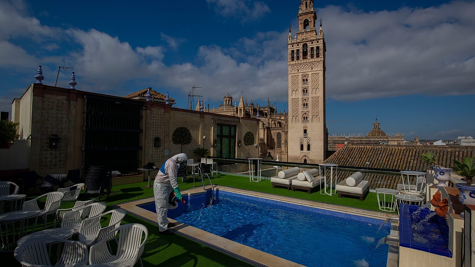 El número de fallecidos por coronavirus en España desciende hasta 123 y el de contagios a 373