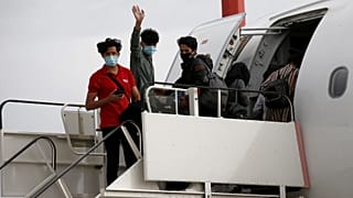 ΑΝΑΧΩΡΗΣΗ 16 ΑΣΥΝΟΔΕΥΤΩΝ ΑΝΗΛΙΚΩΝ ΠΡΟΣΦΥΓΩΝ ΚΑΙ 34 ΕΝΗΛΙΚΩΝ  ΓΙΑ ΜΕΓΑΛΗ ΒΡΕΤΑΝΙΑ