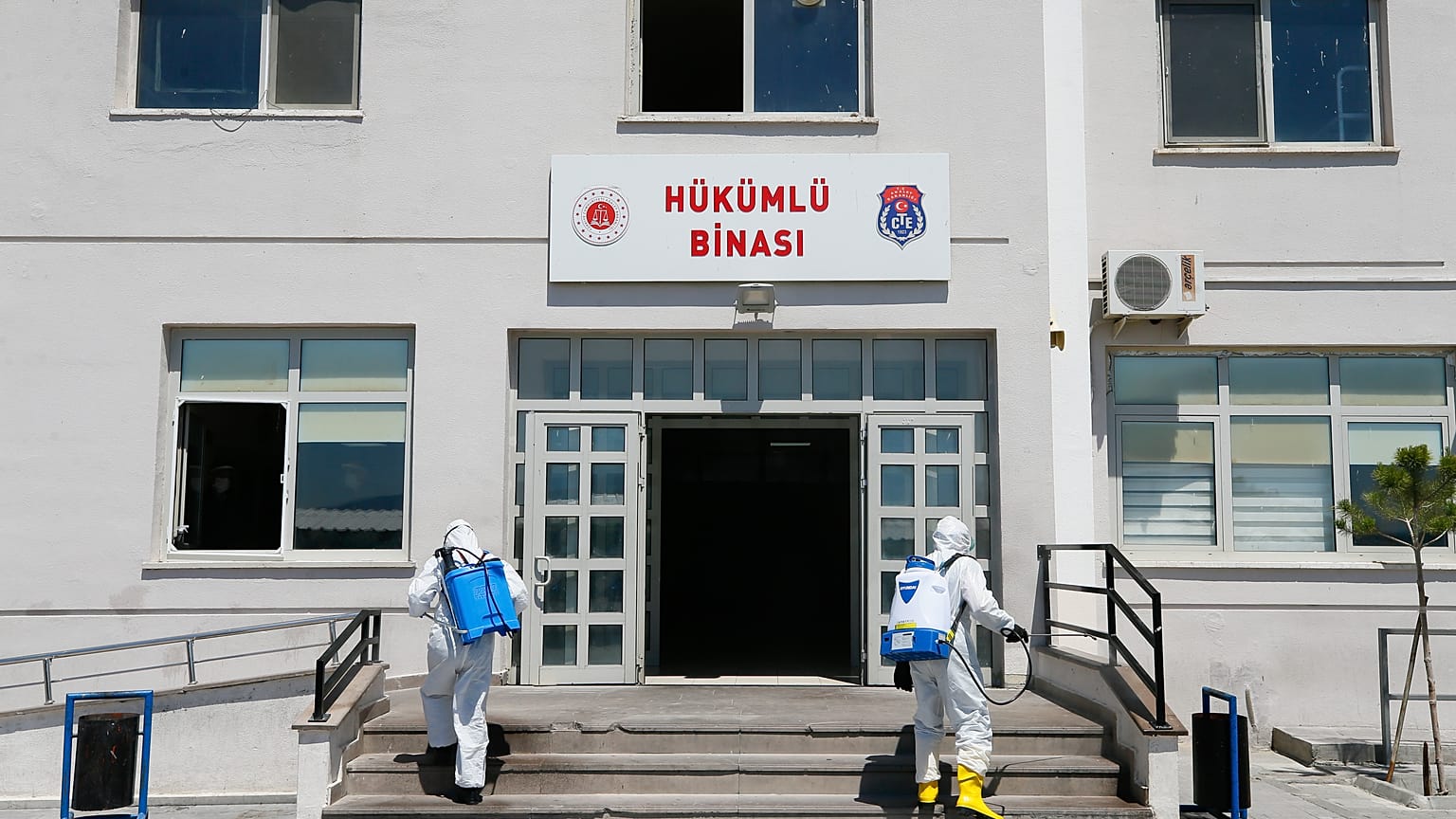 Covid-19 önlemleri kapsamında İzmir'deki cezaevlerinde de cezaevi personeli ile hükümlü ve tutuklular için tedbirler alınıyor. 