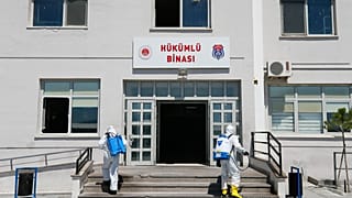 Covid-19 önlemleri kapsamında İzmir'deki cezaevlerinde de cezaevi personeli ile hükümlü ve tutuklular için tedbirler alınıyor. 