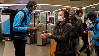 Masques et gel hydroalcoolique pour tous dans le métro à Paris