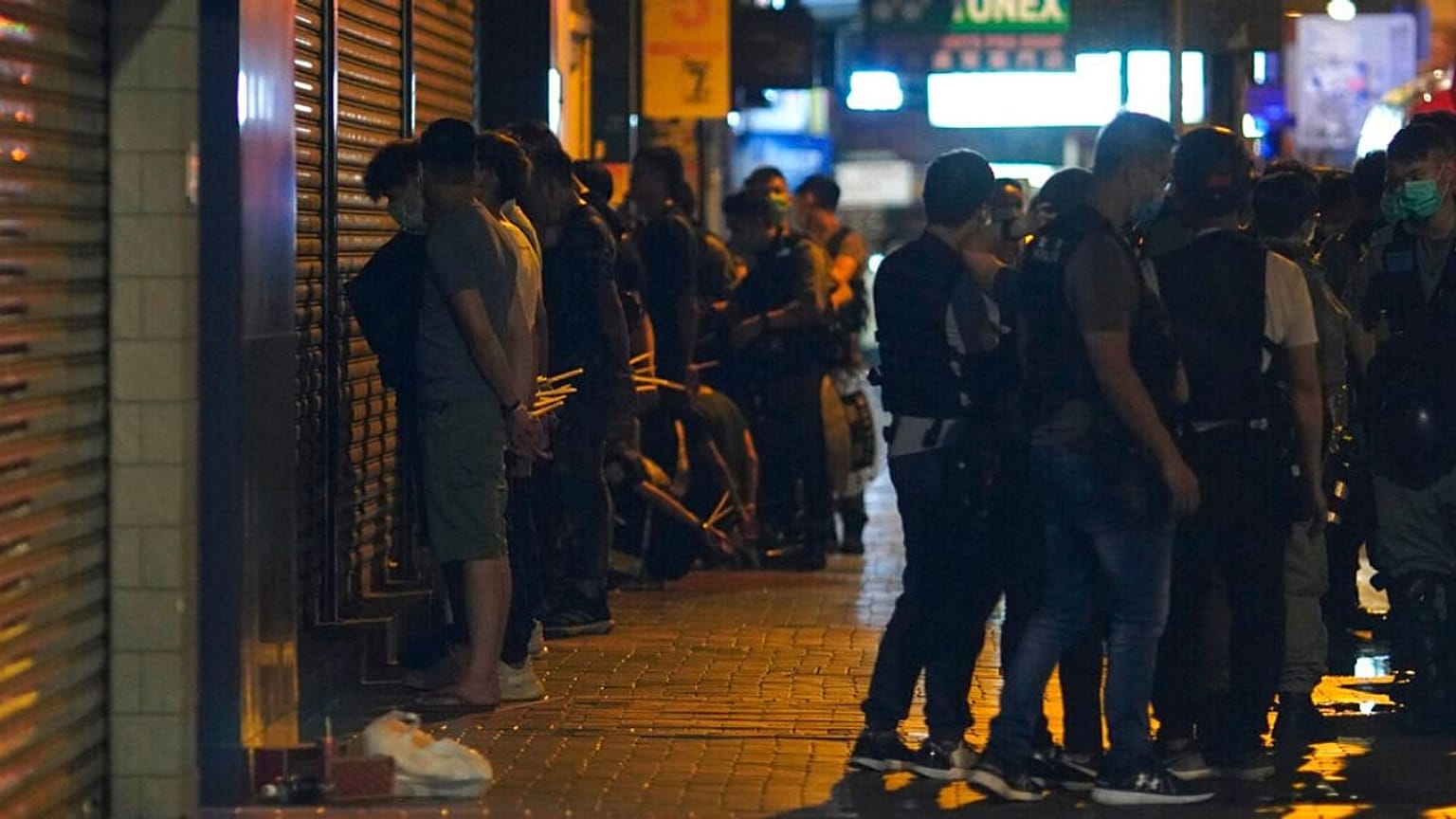 پلیس هنگ کنگ بیش از ۲۰۰ تظاهرکننده ضددولتی را بازداشت کرد