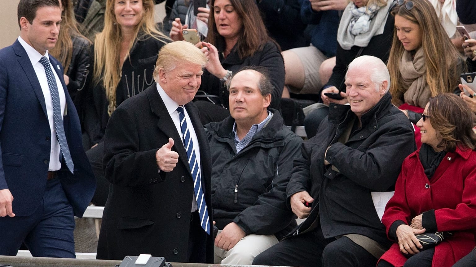 Trump és Biden a Penn diplomaosztóján. Itt végzett 2016-ban Trump lánya, Tiffany, és Biden unokája, Naomi
