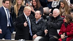 Trump és Biden a Penn diplomaosztóján. Itt végzett 2016-ban Trump lánya, Tiffany, és Biden unokája, Naomi