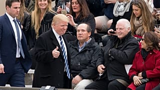 Trump és Biden a Penn diplomaosztóján. Itt végzett 2016-ban Trump lánya, Tiffany, és Biden unokája, Naomi