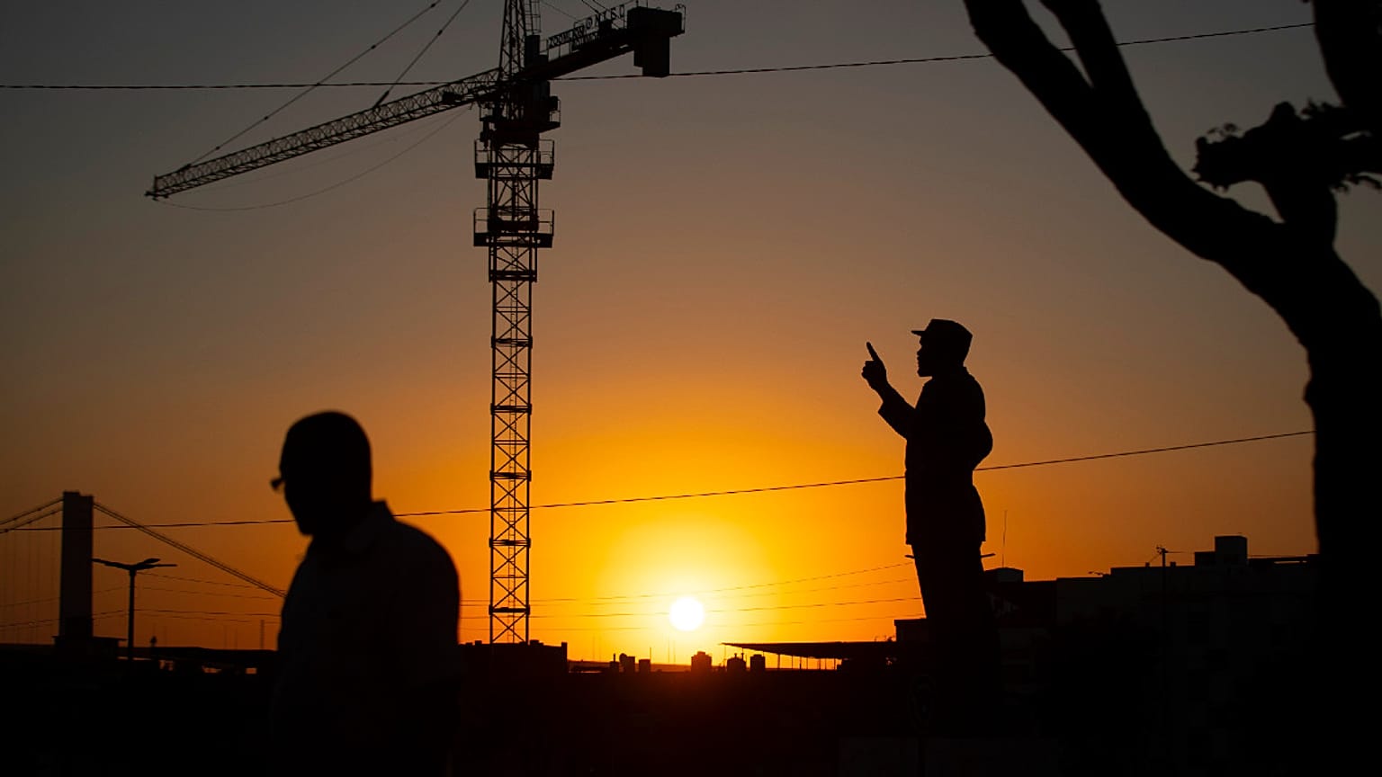 Empreitada de construção junto à estátua de Samora Machel em Maputo, Moçambique 