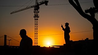 Empreitada de construção junto à estátua de Samora Machel em Maputo, Moçambique 