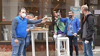Un grupo de amigos bebe cerveza en un bar tras su reencuentro