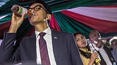 رئيس مدغشقر أندريه راجولينا  يتناول عينة من علاج كوفيد-19 العشبي المحلي  