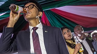 رئيس مدغشقر أندريه راجولينا يتناول عينة من علاج كوفيد-19 العشبي المحلي