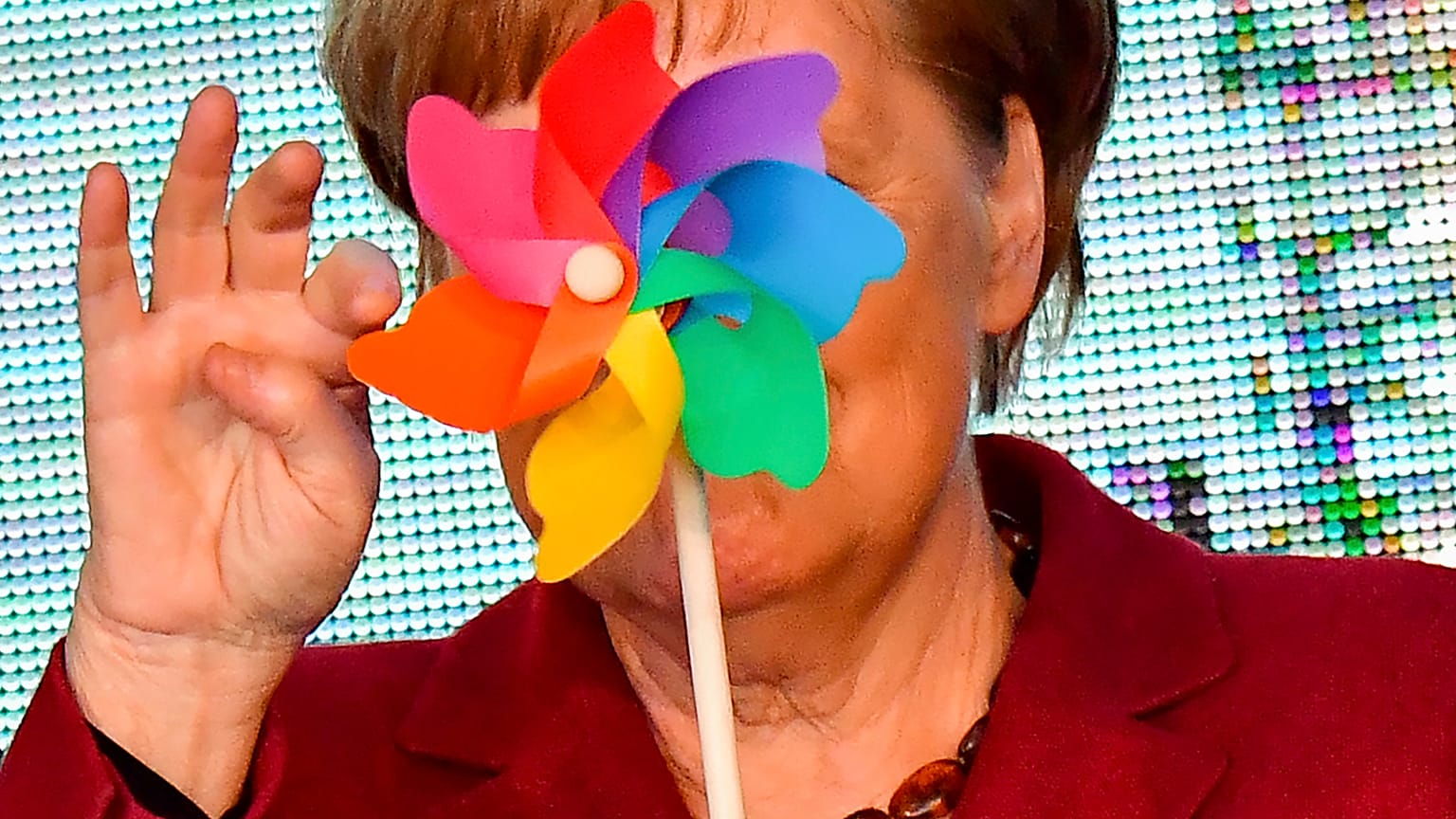 Archiv: Bundeskanzlerin Merkel bei der Eröffnung eines Windparks in Sassnitz (Photo by Tobias SCHWARZ / AFP) / ALTERNATIVE CROP