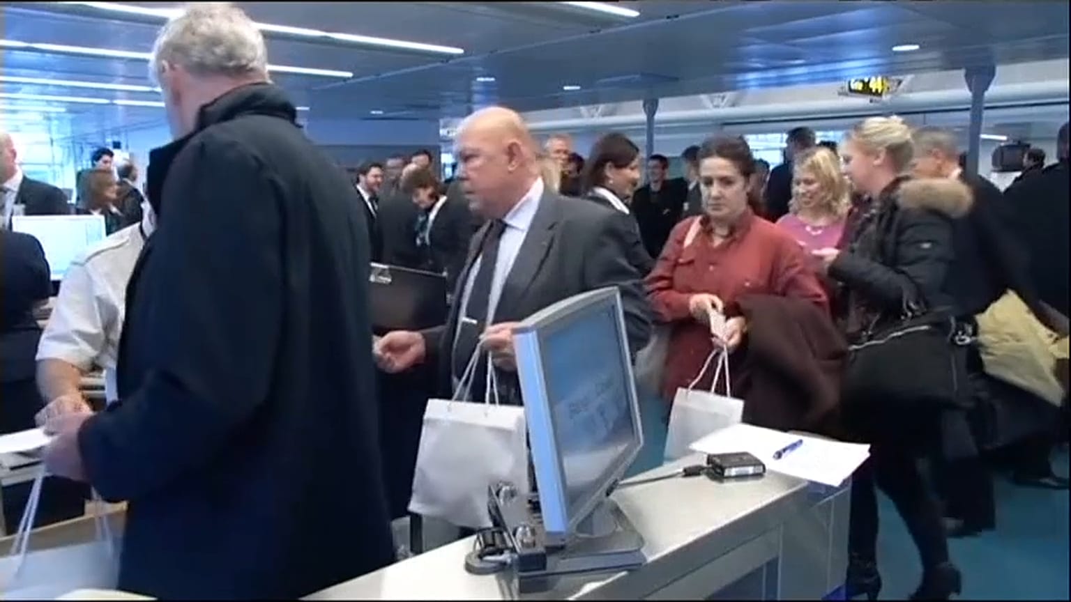 España decreta 14 días de cuarentena a quienes lleguen del extranjero