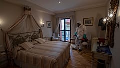 Hoteles y Airbnb planean protocolos de limpieza exhaustiva y robots para superar la crisis del COVID
