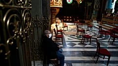 ΚΟΡΟΝΟΪΟΣ ΠΙΣΤΟΙ ΣΕ ΕΚΚΛΗΣΙΑ