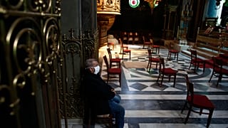 ΚΟΡΟΝΟΪΟΣ ΠΙΣΤΟΙ ΣΕ ΕΚΚΛΗΣΙΑ