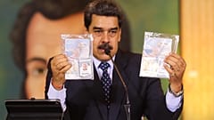 Maduro a két amerikai "zsoldos", Airan Berry és Luke Denman útlevelét mutatja