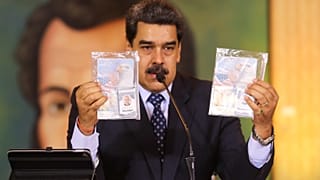 Maduro a két amerikai "zsoldos", Airan Berry és Luke Denman útlevelét mutatja
