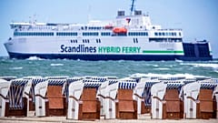 EIn Strand in Warnemünde bei Rostock: Im Hintergrund eine Fähre auf dem Weg nach Dänemark